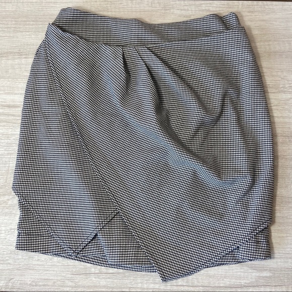 NWOT BCBGeneration Asymmetrical Houndstooth Mini Skirt - Picture 5 of 9